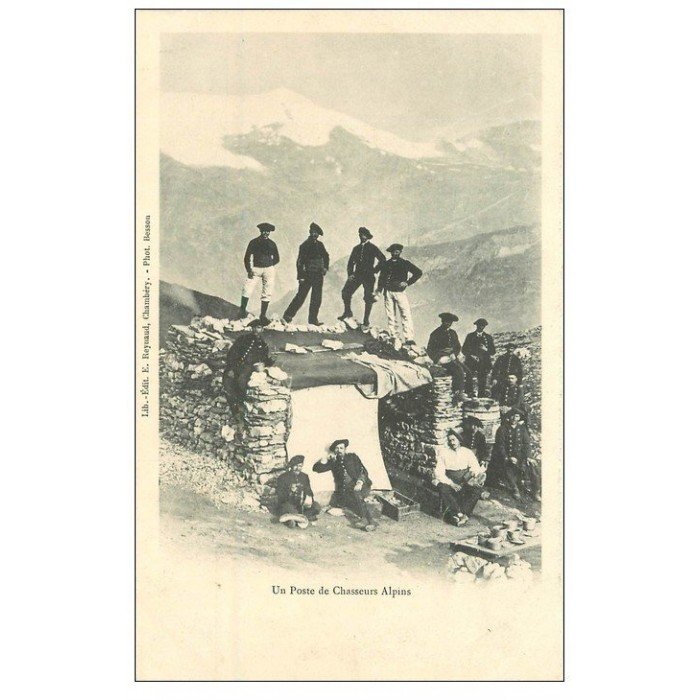 73 UN POSTE DE CHASSEURS ALPINS Vers 1900