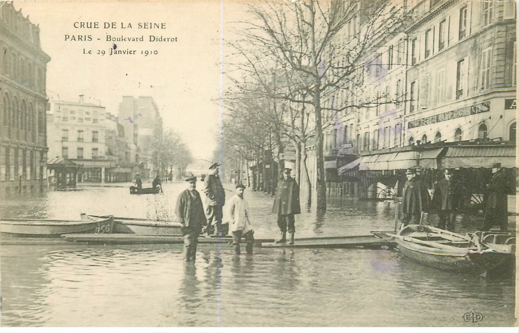 Inondation Et Crue De Paris Boulevard Diderot Policiers Et Facteur