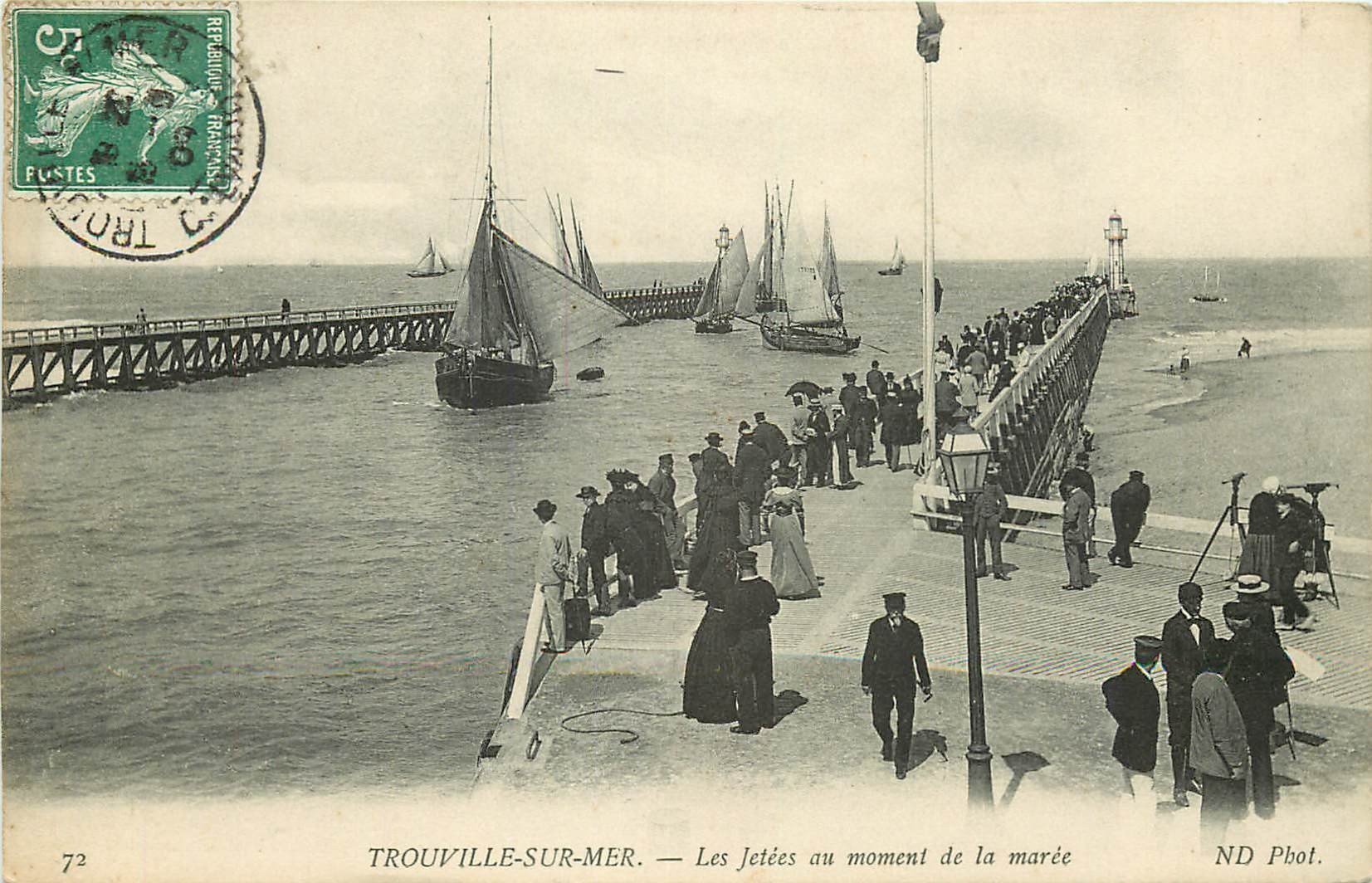 14 TROUVILLE Les Jetées au moment de la Marée 1909