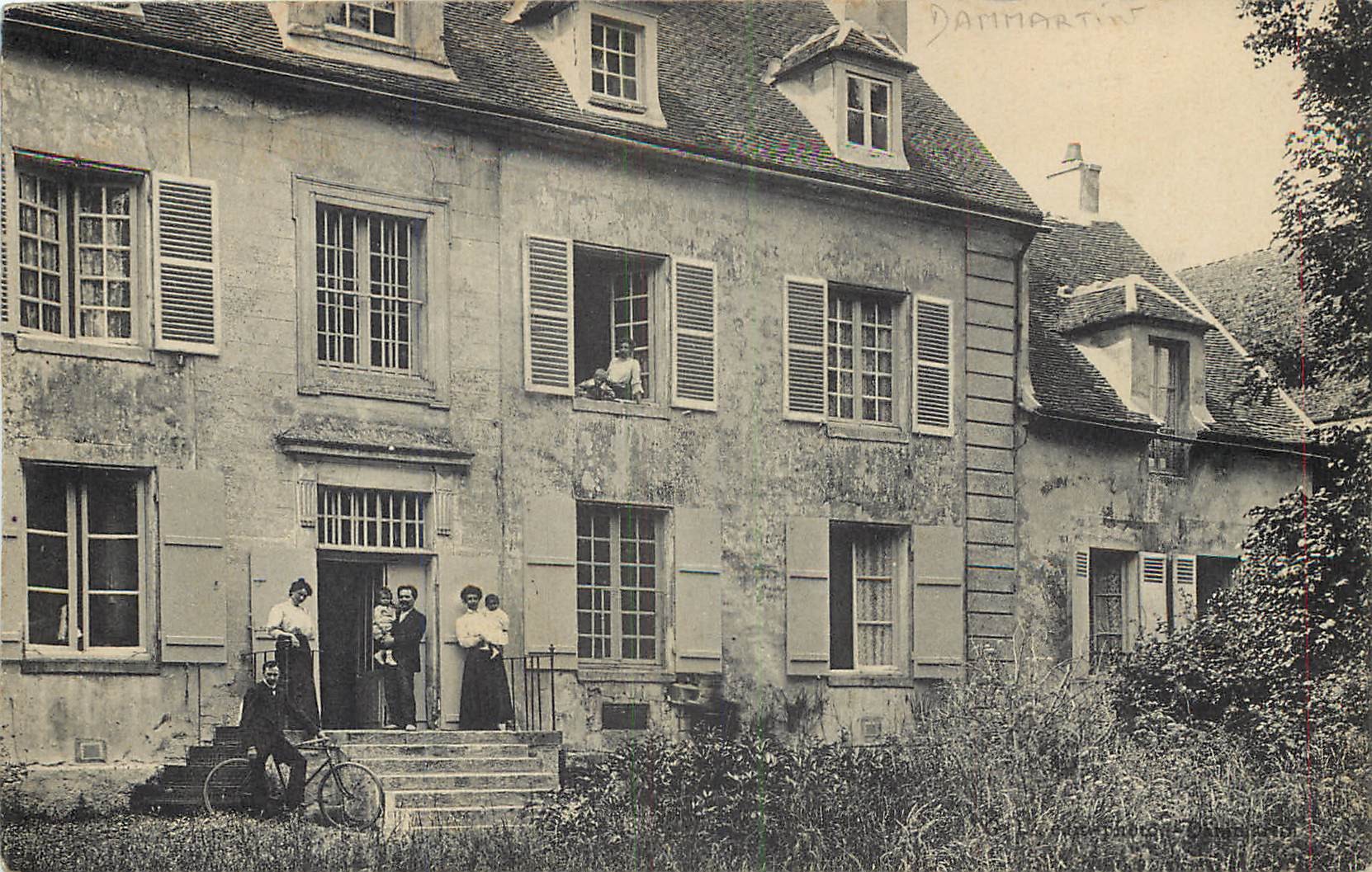 77 DAMMARTIN Une famille sur le perron d une belle Bâtisse carte rare 1911