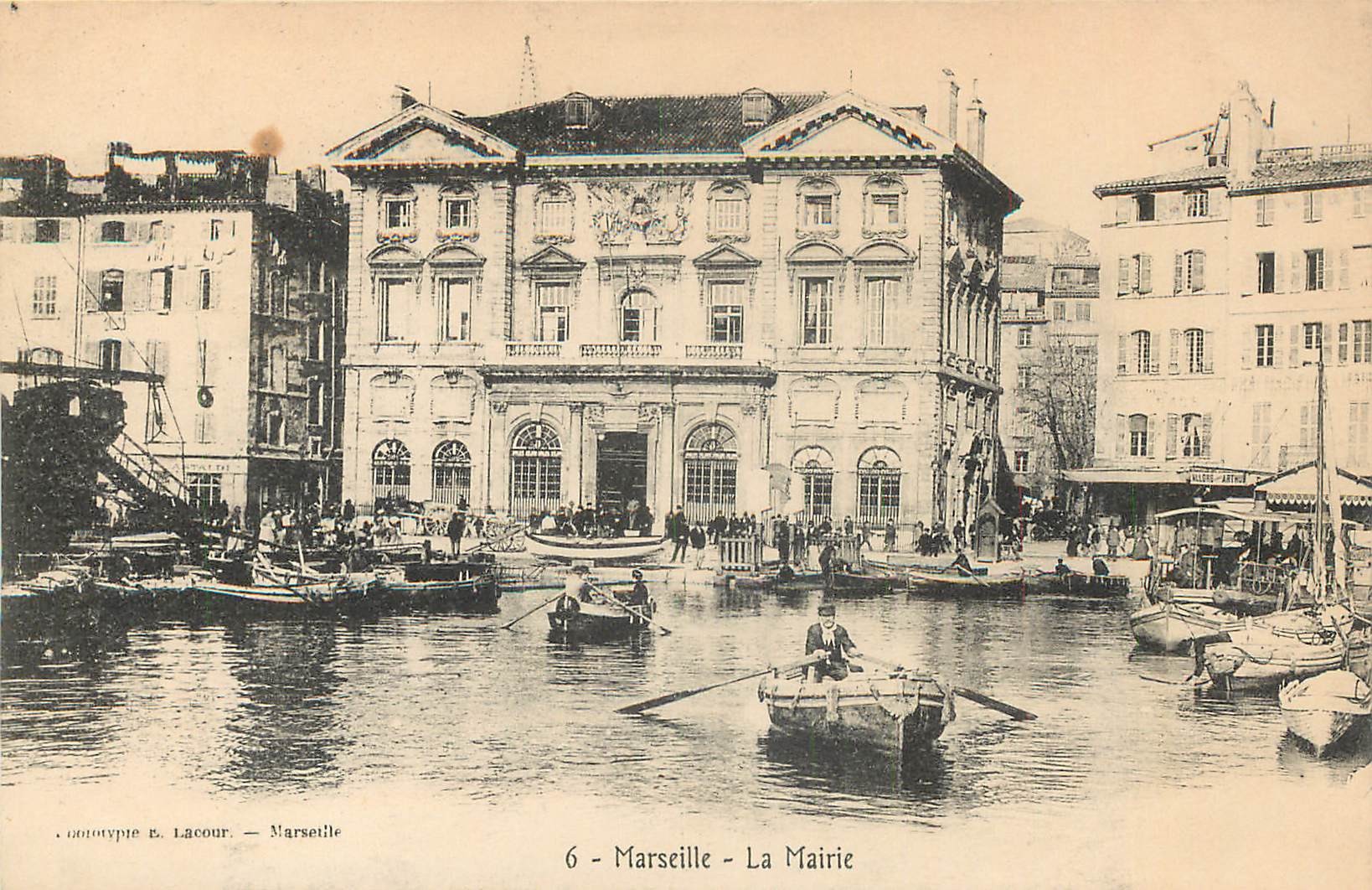 13 MARSEILLE La Mairie et barques de Pêcheurs