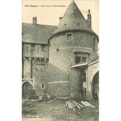 carte postale ancienne 76 DIEPPE. Une Cour du Vieux Château avec personnage