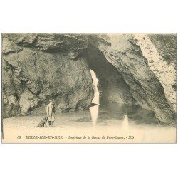 56 BELLE-ILE-EN-MER. Grotte de Port Coton avec Chien