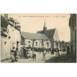 41 SAINT-LAURENT-DES-EAUX. Place de l'Eglise grosse animation