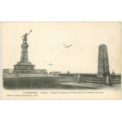 carte postale ancienne 51 VALMY. Statue et Pyramide Kellermann aéroplane avion