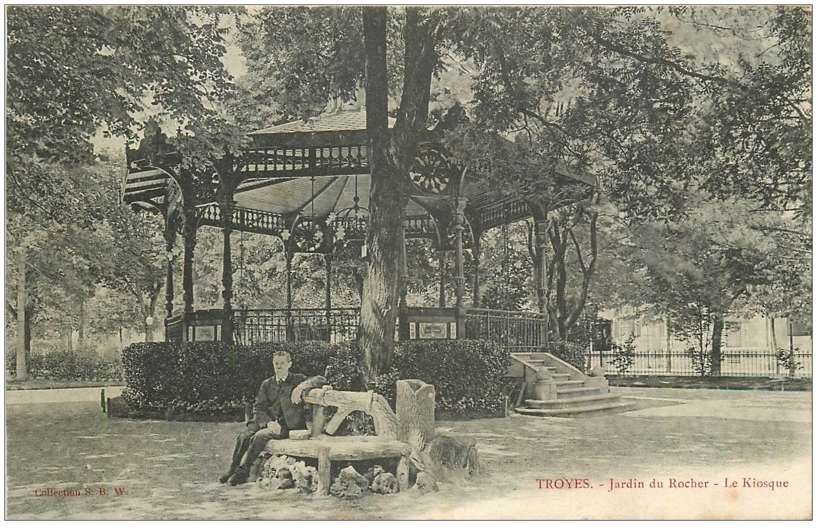 10 TROYES. Kiosque au Jardin du rocher 1905. Personnage assis