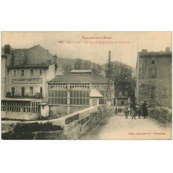carte postale ancienne 11 QUILLAN. La Halle, Clocher et Femmes sur le Pont. Café Pech