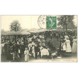 CHANTILLY 60. Animation sur la Pelouse du Champ de Courses vers 1908