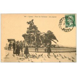 carte postale ancienne 69 LYON. Les Pigeons Place des Terreaux 1924