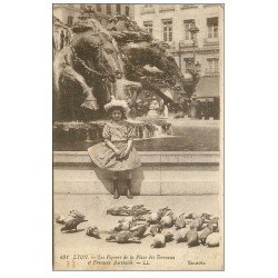 carte postale ancienne 69 LYON. Pigeons et Fontaine Bartholdi Place Terreaux