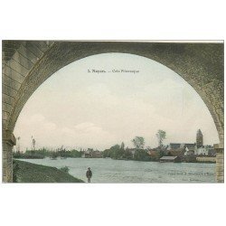 carte postale ancienne 72 NOYEN. Personnage sous le Pont