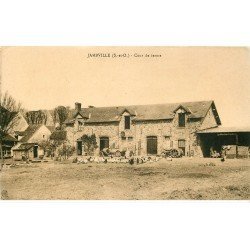 carte postale ancienne 78 JAMBVILLE. Cour de Ferme Voiture Tracteur ancien et Poules