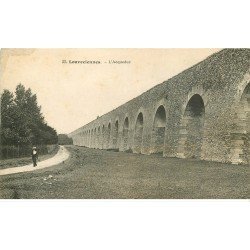 carte postale ancienne 78 LOUVECIENNES. Aqueduc et elégante