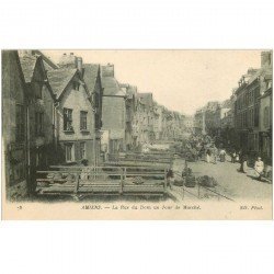 carte postale ancienne 80 AMIENS. Jour de Marché Rue du Dom