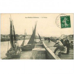 carte postale ancienne 85 LES SABLES D'OLONNE. Le Halage des Bateaux de Pêches 1913. Métiers de la Mer