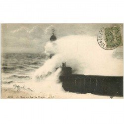 carte postale ancienne 85 LES SABLES D'OLONNE. Le Phare jour de Tempête 1917