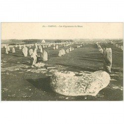 DOLMENS ET MENHIRS. 56 Carnac les Alignements du Menec personnages