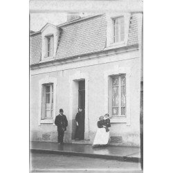 Photo cpa 58 NEVERS. Famille avec la Nurse et leur enfant rue à identifier