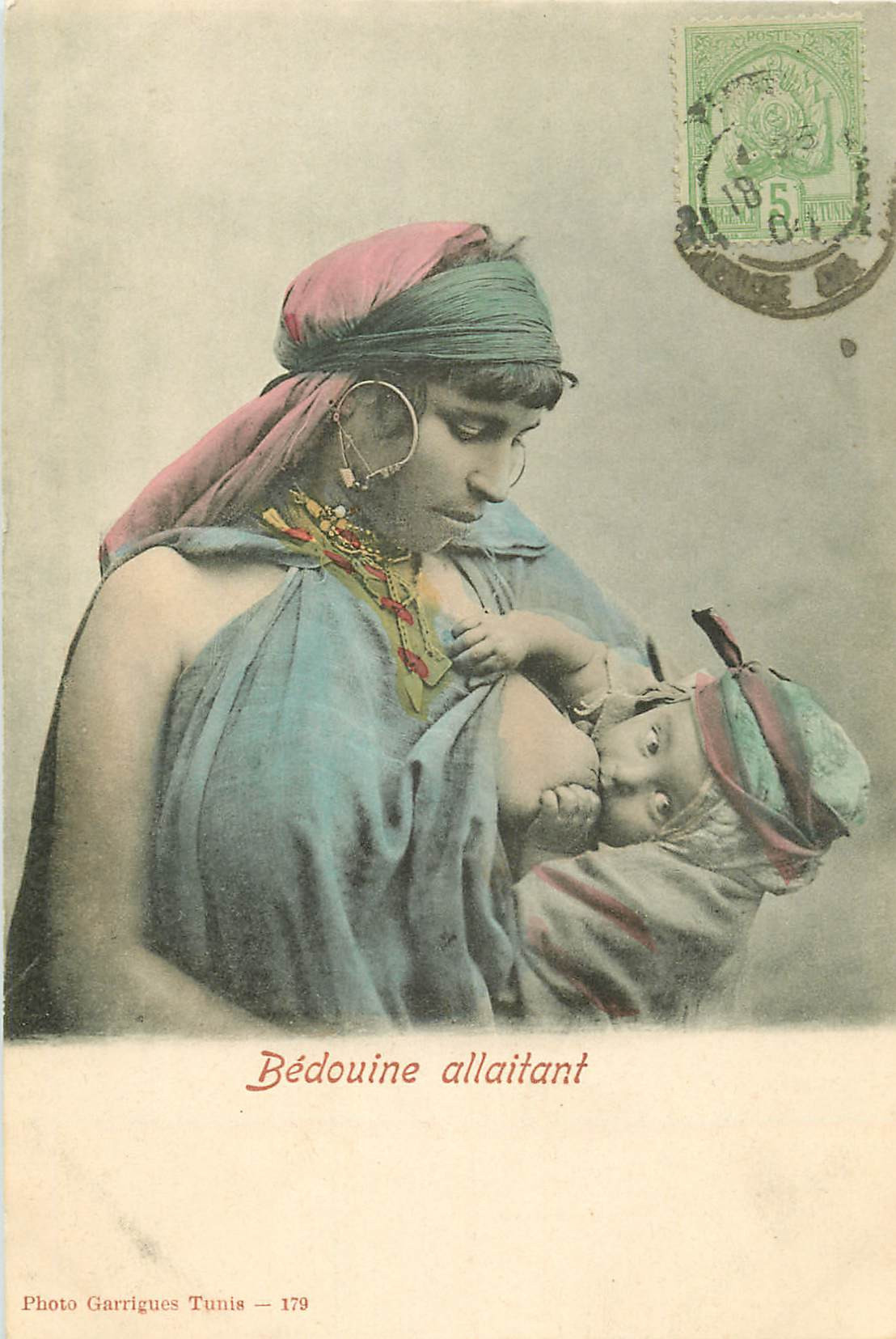 WW TUNISIE. Bédouine au sein nu allaitant son Enfant 1904