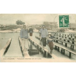 33 ARCACHON. Parqueurs d'Huîtres sur les Claies 1917