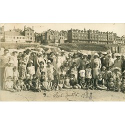 80 ONIVAL-SUR-MER. Superbe et rare Photo carte postale animation sur la Plage 1928