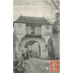 86 LEUGNY. Personnages à l'entrée ancien Château 1912