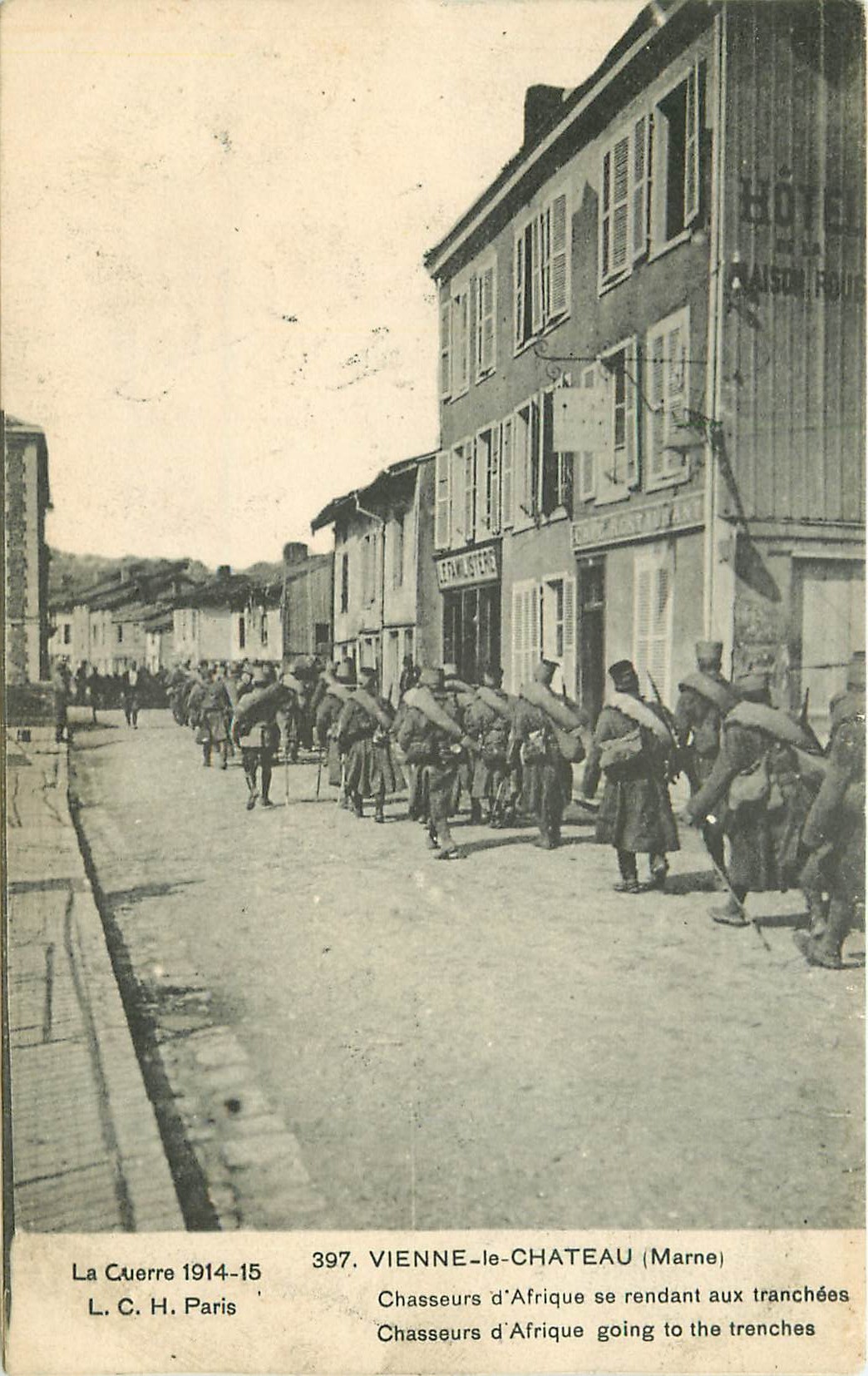 Vienne le Ch teau Chasseurs d Afrique se rendant aux tranch es 1916