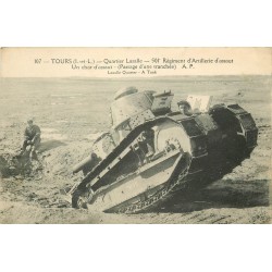 37 TOURS. Un Char d'assaut du Régiment d'Artillerie Quartier Lasalle pour le passage d'une tranchée