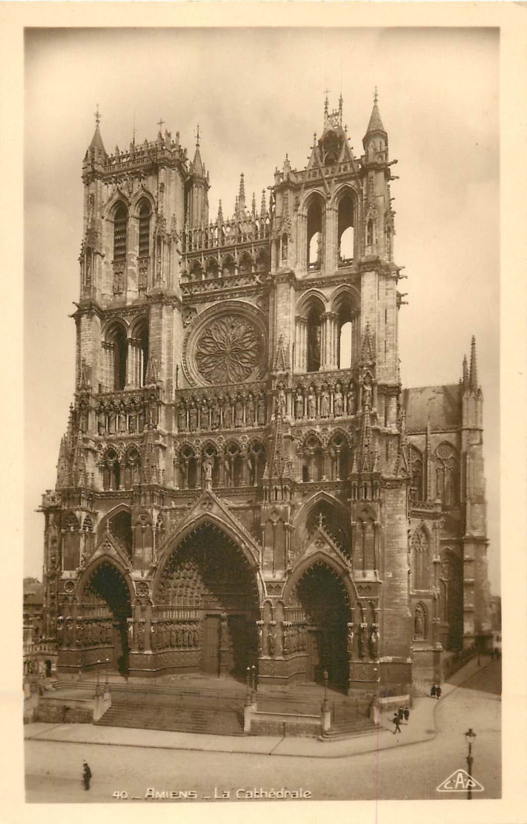 Amiens - CPA AMIENS - SOMME - PORCHE DE LA VIERGE DOREE PROTEGE PAR DES SACS  - 1915