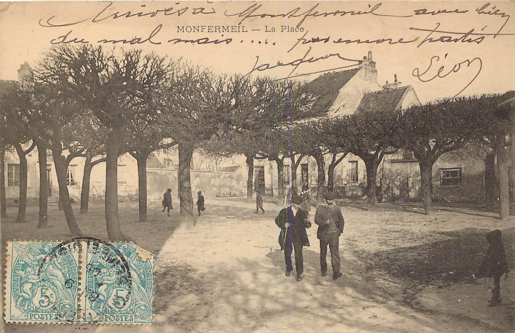 93 MONTFERMEIL. La Place 1905 avec chasseur