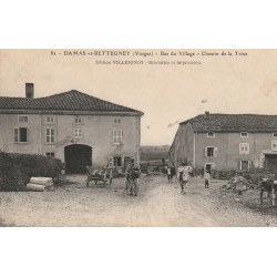 88 DAMAS-ET-BETTEGNEY. Bas du Village Chemin de la Trixe avec Facteur à vélo et vaches 1917