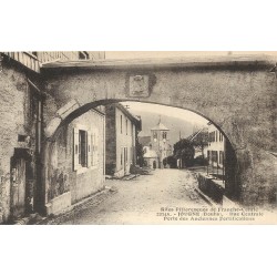 25 JOUGNE. Porte des Anciennes Fortifications rue Centrale avec vue sur l'Eglise