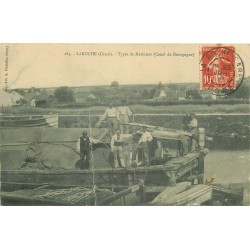 89 LAROCHE. Types de Mariniers sur Péniche dans le Canal 1909