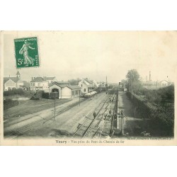 28 TOURY. La Gare vue du Pont du Chemin de fer avec les Cheminots sur les rails