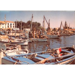 83 HYERES LES PAMIERS. Le Port des Salins avec bateaux de pêche1981