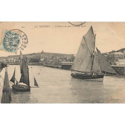 76 LE TREPORT. Bateaux de Pêches à l'Entrée du Port à marée basse 1908