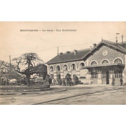 45 MONTARGIS. La Gare avec Fiacres carrosse et attelage et militaires 1905