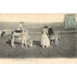 76 LE TREPORT. Elégantes à dos d'âne et de cheval sur la Falaise 1906
