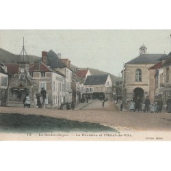 95 LA ROCHE-GUYON. Fontaine et Hôtel de Ville grosse animation vers 1906