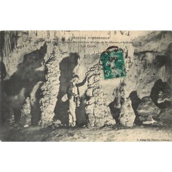 07 SAINT-MARCEL-D'ARDECHE. Les Cyprès dans les Célèbres Grottes avec guide 1910