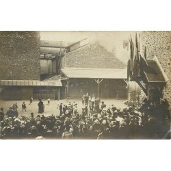 Superbe Photo Cpa PARIS. Cérémonie remise de prix dans une Cour d'Ecole 1906 lieu à identifier...