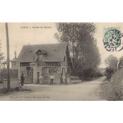 95 LASSY. Entrée du Moulin animée 1906