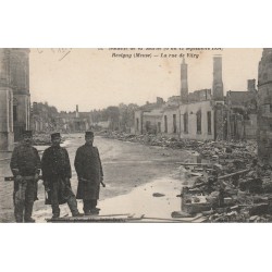 55 REVIGNY. Militaires poilus rue de Vitry 1915