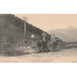 65 Col d'Aspin et le Pic du Midi route d'Arreau avec cyclistes
