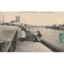 85 LES SABLES D'OLONNE. Etude de Sablaises au bord du Chenal 1922
