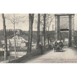 95 LA ROCHE-GUYON. Vieux tacot sur le Pont et vue sur le Château