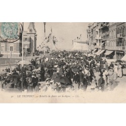 76 LE TREPORT. Bataille de Fleurs sur la digue 1905