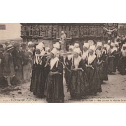 29 PLOUGASTEL-DAOULAS. Les femmes mariées portent la vénérée Sainte-Anne Jour du Pardon à la Procession