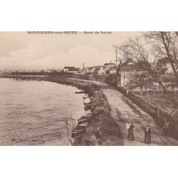 78 BONNIERES-SUR-SEINE. Promeneuses sur Quai de Seine avec barques 1915