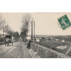 78 BONNIERES-SUR-SEINE. Entrée du Pays et Route de Rouen avec femme regardant le chemin de fer 1908